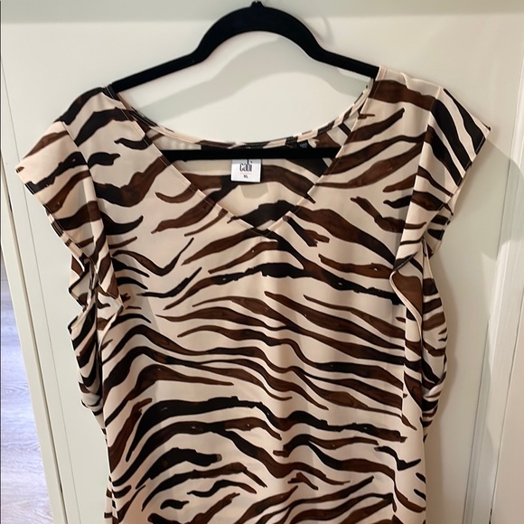CAbi Short Sleeve V-neck Animal Print - Picture 3 of 3